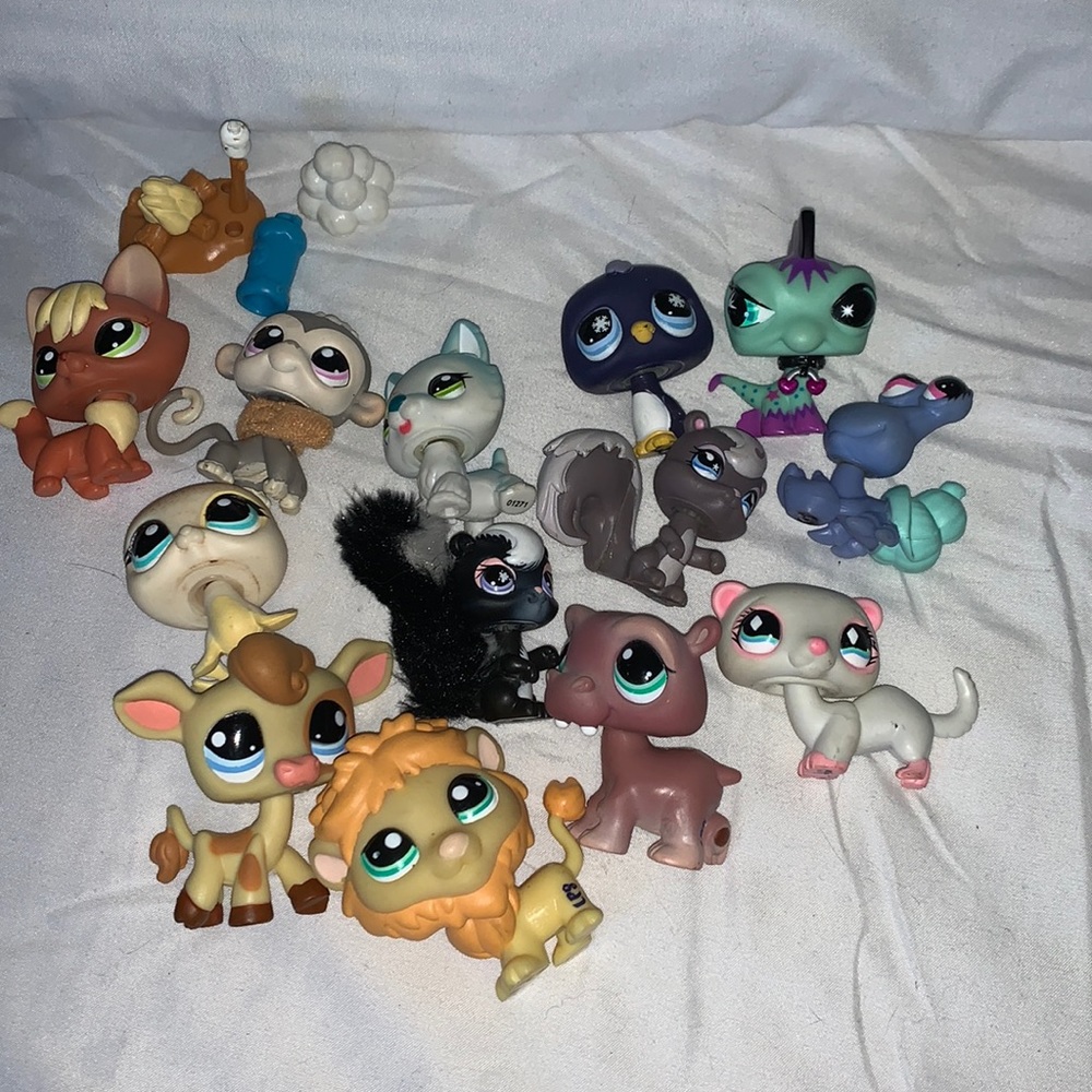 lot of 13 littlest pet shop toys with accessories